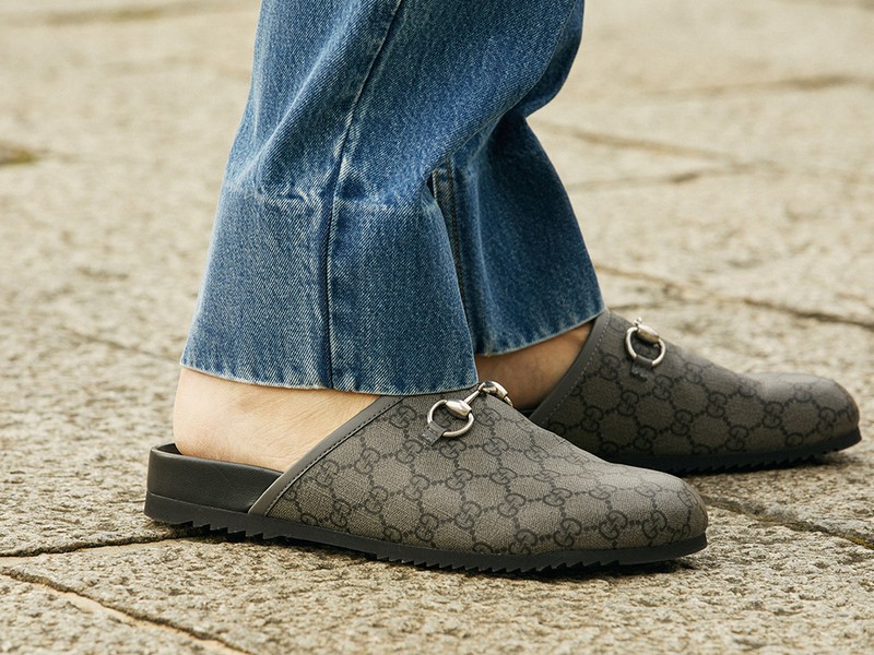 ミュール8万5800円、パンツ18万1500円/ともにグッチ(グッチ ジャパン)