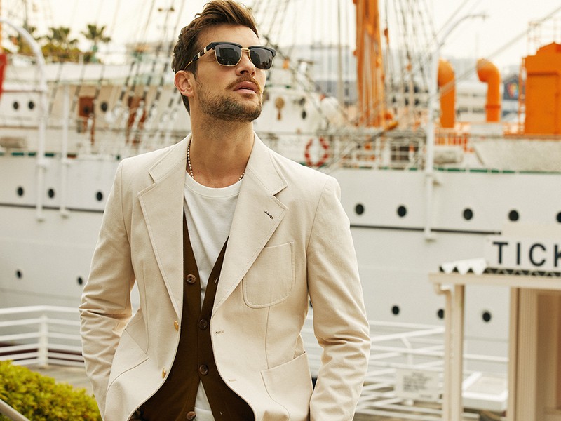 ジャケット39万6000円、カーディガン23万1000円、サングラス6万4900円、Tシャツは参考商品/すべてグッチ(グッチ ジャパン)