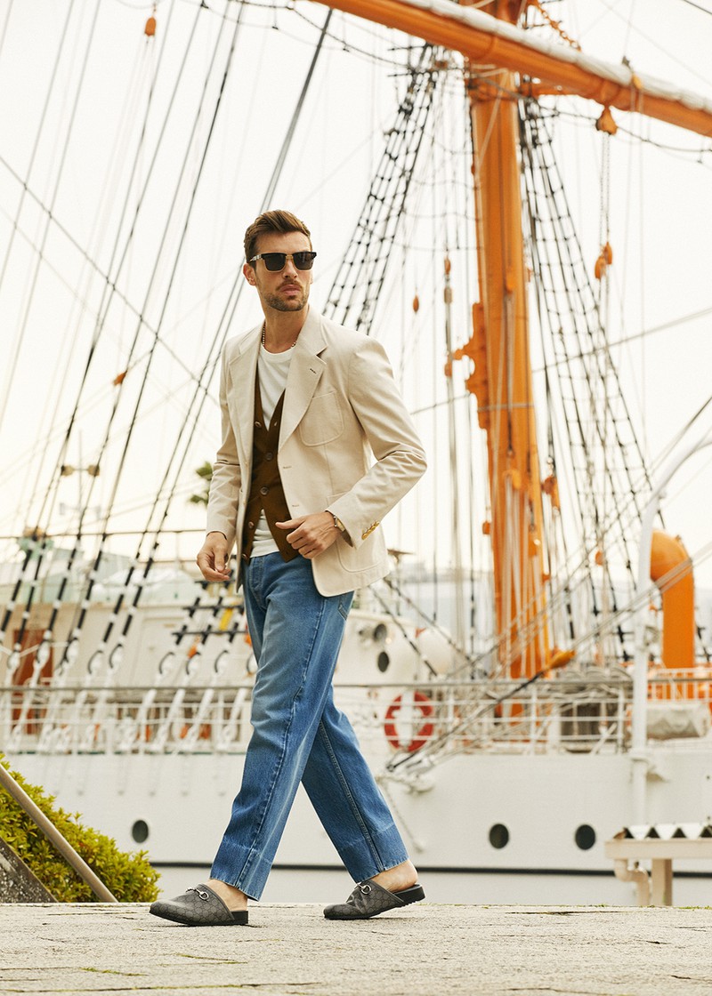 ミュール8万5800円、ジャケット39万6000円、カーディガン23万1000円、パンツ18万1500円、サングラス6万4900円、ネックレス10万1200円、時計26万9500円、リング4万8400円、Tシャツは参考商品/すべてグッチ(グッチ ジャパン)