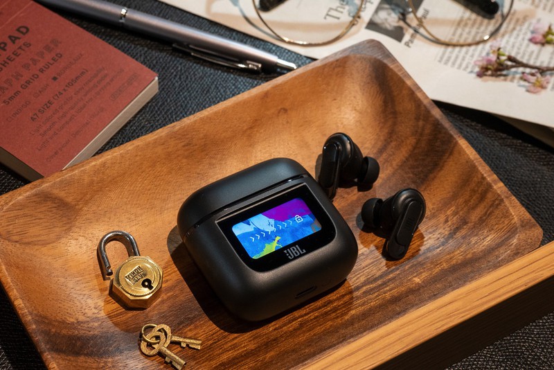 イヤホン界に“革命”勃発！ 「JBL TOUR PRO 2」を実機レビュー