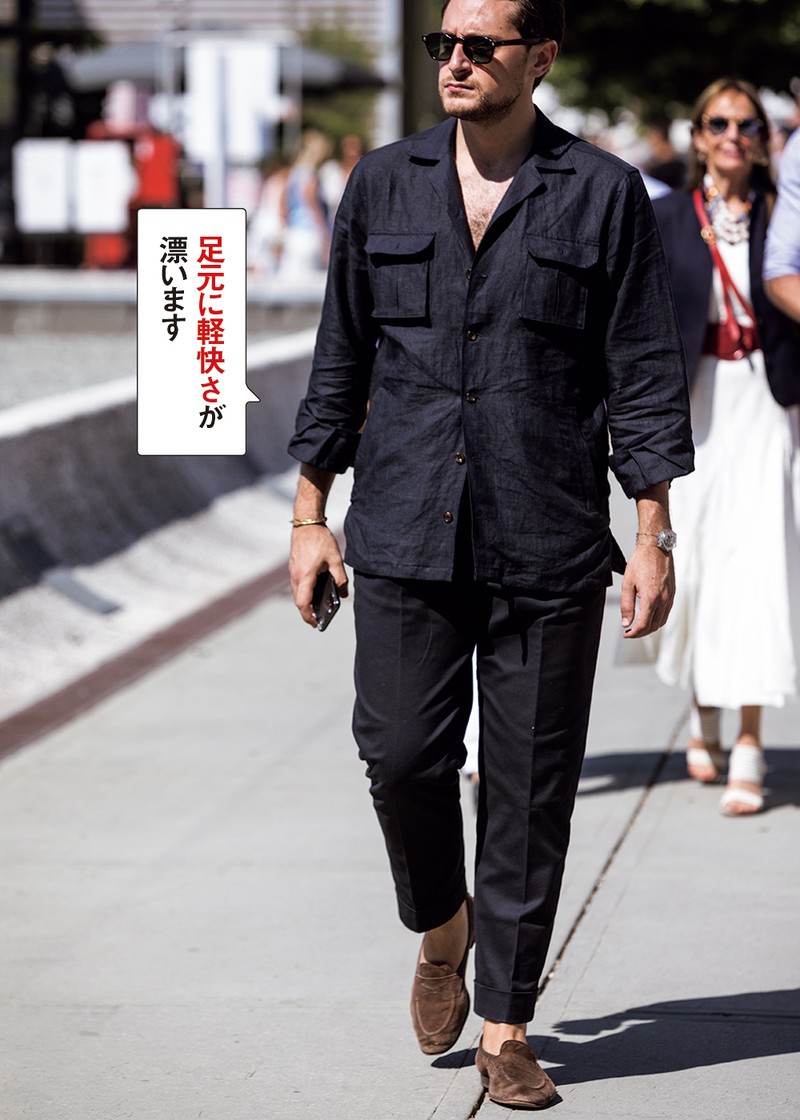 上下ブラック 茶スエード靴