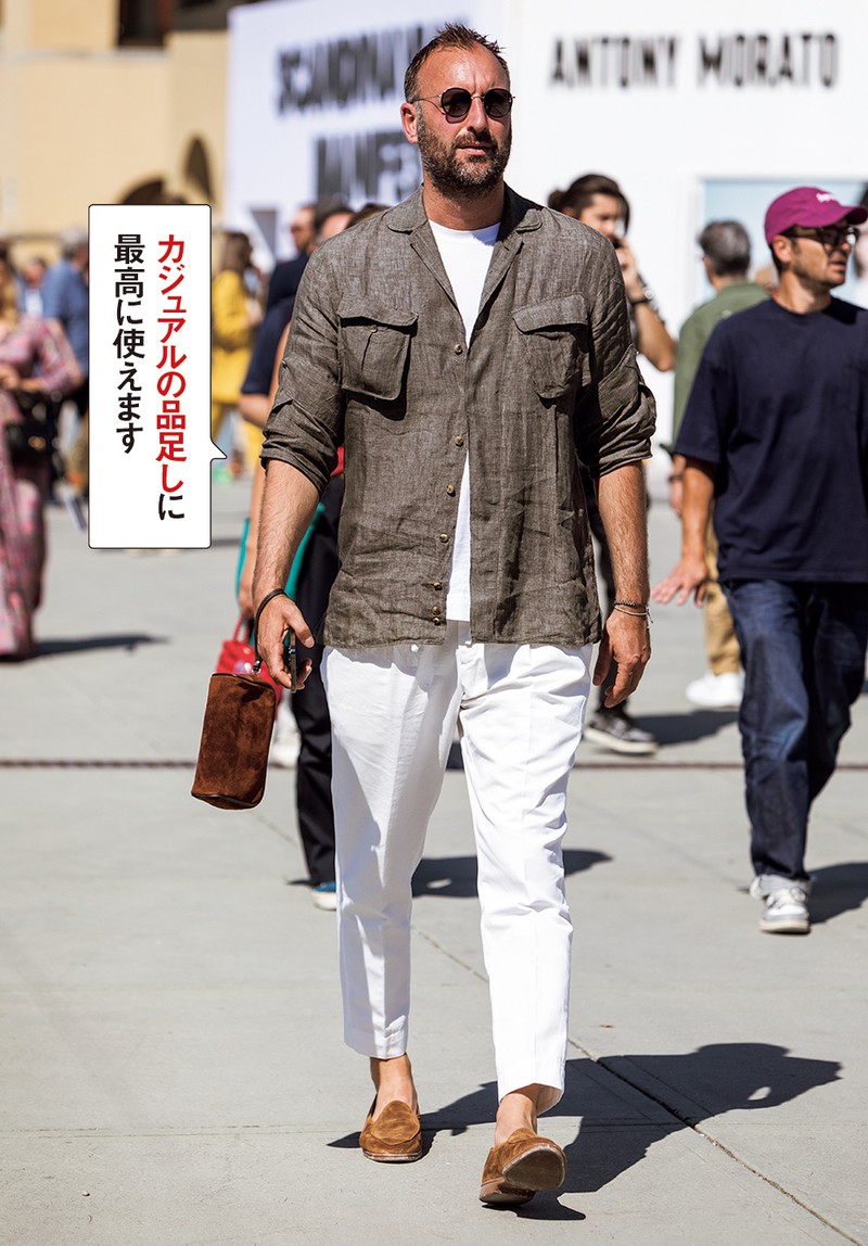 こげ茶のシャツと白パンにキャメルブラウンの一足