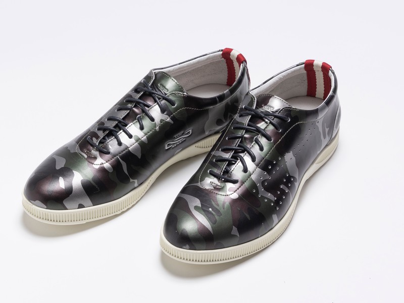 シューズ「T7-At260」1万6500円/トップセブン