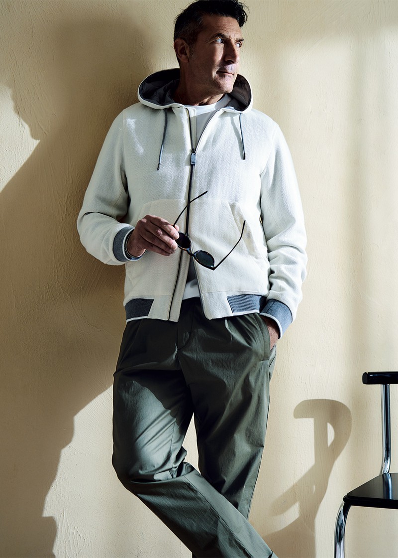 パーカ15万2900円、Tシャツ2万8600円、パンツ4万9500円/すべてヘルノ(ヘルノ・ジャパン)