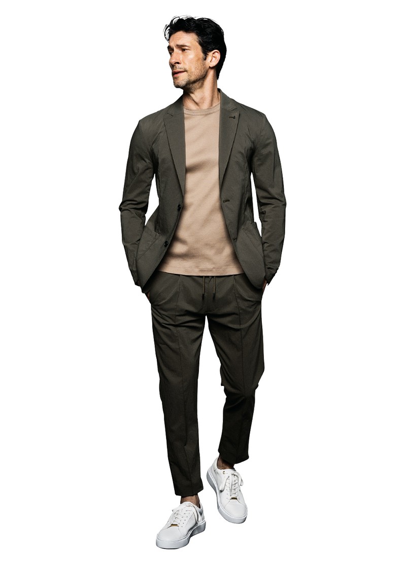 スニーカー1万9800円／デバイス1、ジャケット2万6400円、パンツ1万7600円、Tシャツ1万2100円／すべてアウール（アウール阪急メンズ大阪）