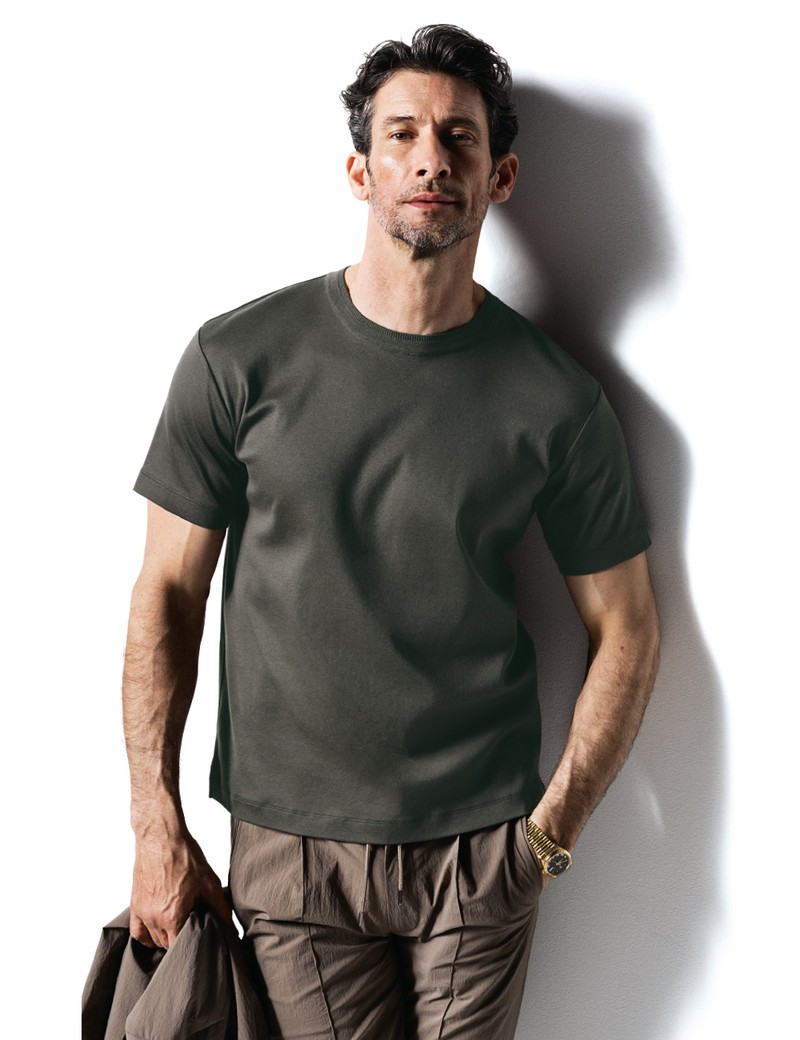 Tシャツ1万2100円、手に持ったジャケット2万6400円、パンツ1万7600円／すべてアウール（アウール阪急メンズ大阪）