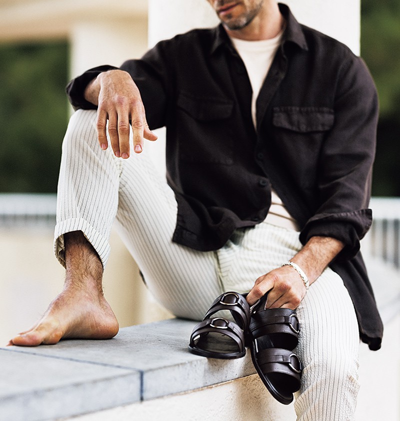 サンダル14万800円/マノロ ブラニク(ブルーベル・ジャパン)、シャツ3万7400円/バグッタ、Tシャツ2万2000円/フェデリ(ともにトレメッツォ)、パンツ5万5000円/ピーティー トリノ(PT JAPAN)、ブレスレット2万900円、バングル3万9600円/ともにシンパシー・オブ・ソウル(S.O.S fp 恵比寿本店)