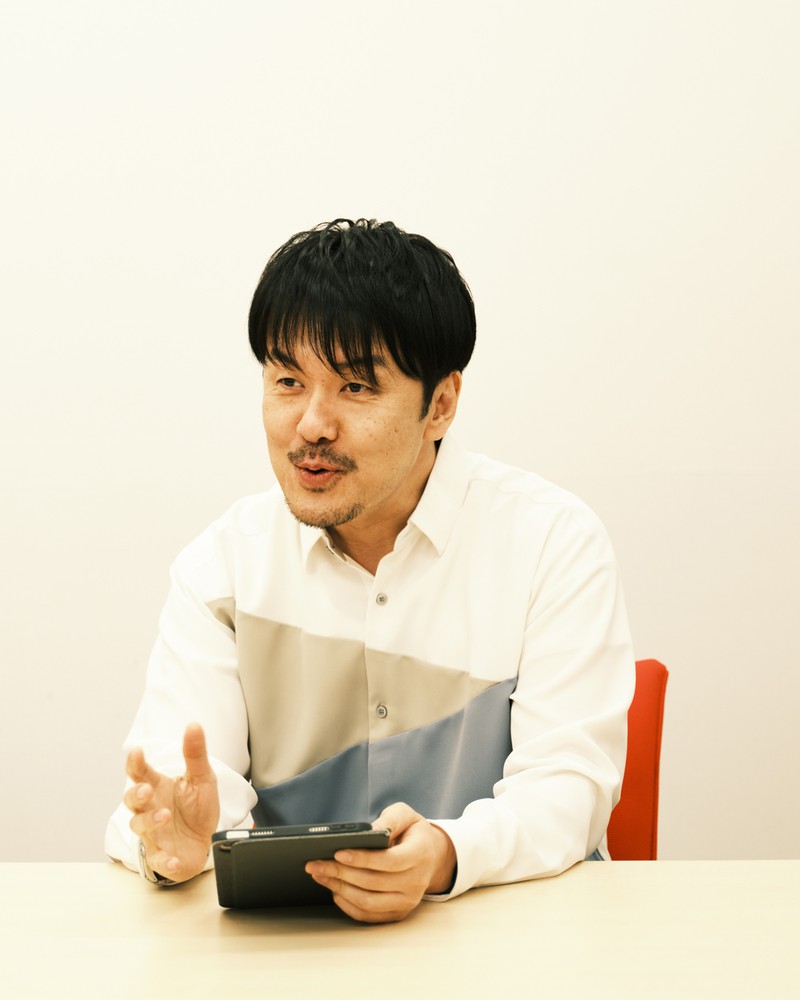 ▲ 近年ではもっぱら電子派になったという土田さん。iPadを持ち歩き、移動中などいつもマンガをたのしんでいるのだとか。