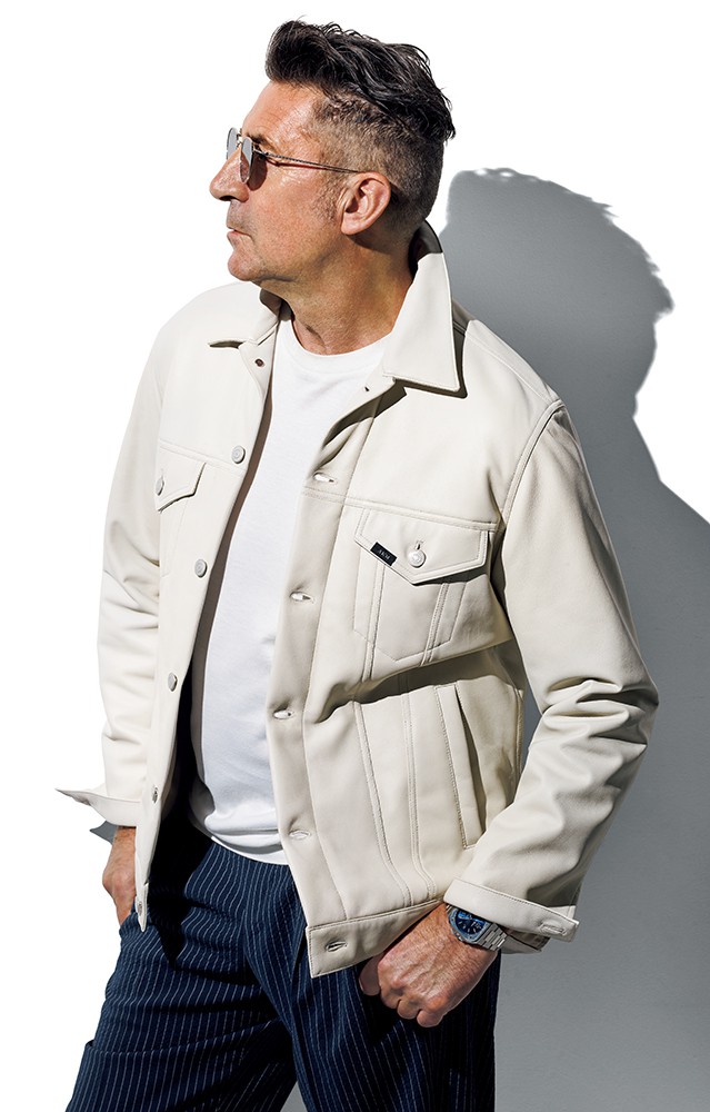 ▲ フワモチ触感の白という点も見逃せません。旬のレザートラッカーながら、素材はフワッ!モチッ!な白。さらにそれが開襟シャツのようにキマるわけですから、この変化は誰でも気がつきますよ。ブルゾン27万5000円/AKM(AKM GINZA SIX)、Tシャツ2万7500円/フェデリ(トレメッツォ)、パンツ5万5000円/ピーティー トリノ(PT JAPAN)、サングラス6万4900円/アイヴァン 7285(アイヴァン 7285 トウキョウ)、時計66万5500円/ベル&ロス(ベル&ロス 銀座ブティック)