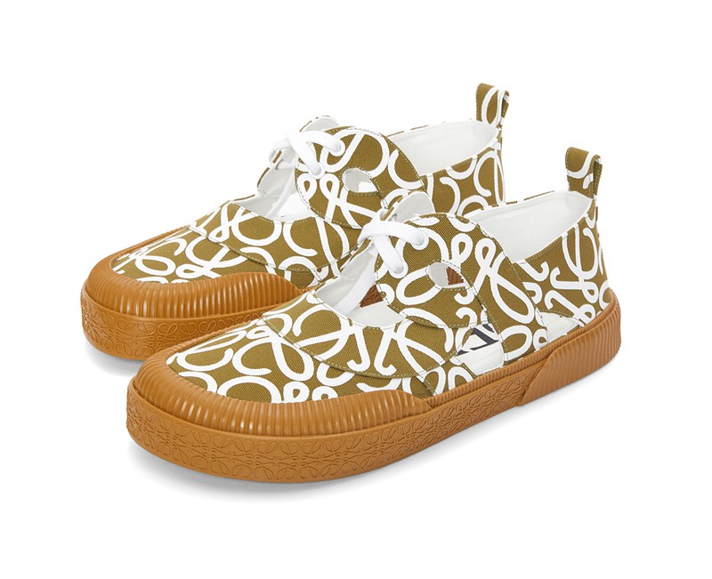 スニーカー9万6800円/ロエベ(ロエベ ジャパン クライアントサービス)