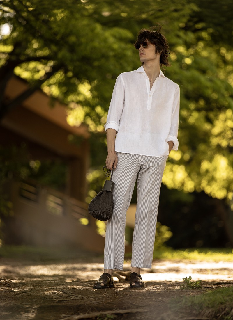 ▲ シャツ3万1900円/オリアン、バッグ2万2000円/トフアンドロードストーン(ともにビームス公式オンラインショップ)、パンツ3万7400円/ジェルマーノ(バインド ピーアール)、サングラス6万500円/アイヴァン 7285(アイヴァン 7285 トウキョウ)、ネックレス2万900円/シンパシー オブ ソウル、バングル5万5000円/ブルース・モーガン、ブレスレット1万9800円/スーマン・ダックワ × シンパシー オブ ソウル(すべてS.O.S fp 恵比寿本店)、サンダル4万6200円※6月下旬展開予定/パラブーツ(伊勢丹新宿店)