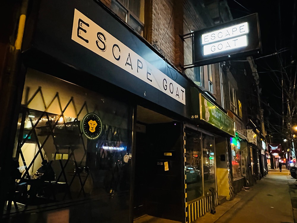 Afrobeat Kitchen 前店「ESCAPE GOAT」の看板を掲げ、偶然にも山羊のスープを名物とします。