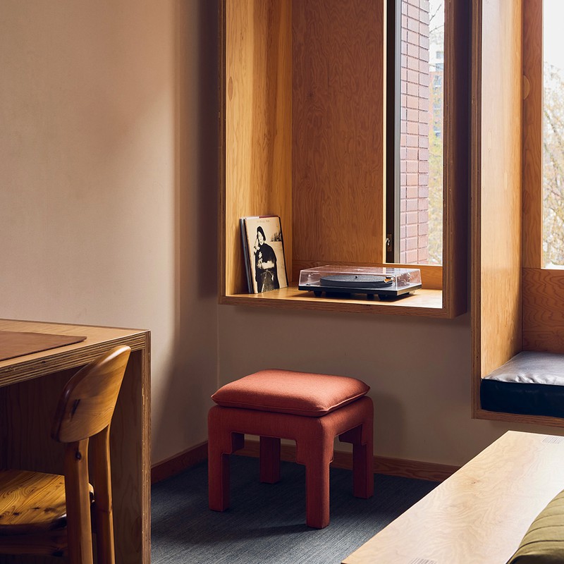 Ace Hotel Toronto レコード、ラジオ、ガウンまでセンスよし。1泊1室「SMALL」約4万1453円〜。(編集部調べ)