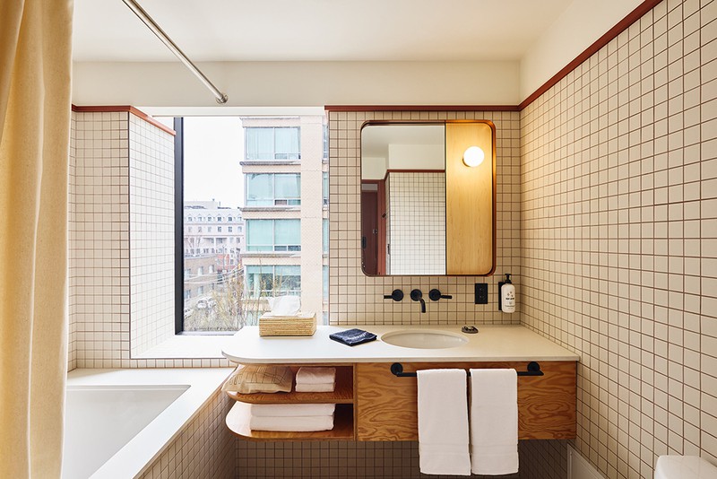Ace Hotel Toronto 広々とした「MEDIUM」のバスルーム。