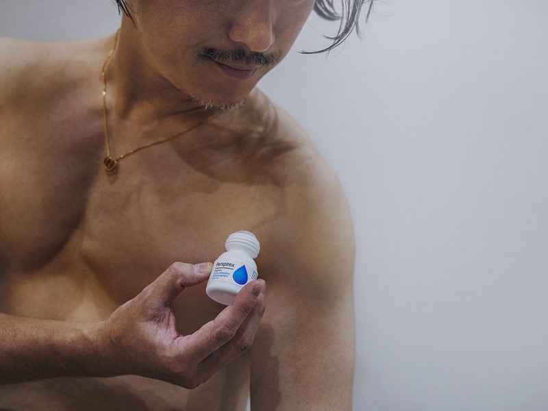 塗るのは少量でOK。すぐ乾くので服への付着も心配なし。