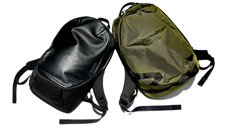 左●バックパック［W27×H46×D16㎝］3万9600円／ウェクスレイ × エストネーション（WEXLEY JAPAN）、右●バックパック［W約29×H約49×D約20㎝］3万5200円／エイブルキャリー（カラーズ）