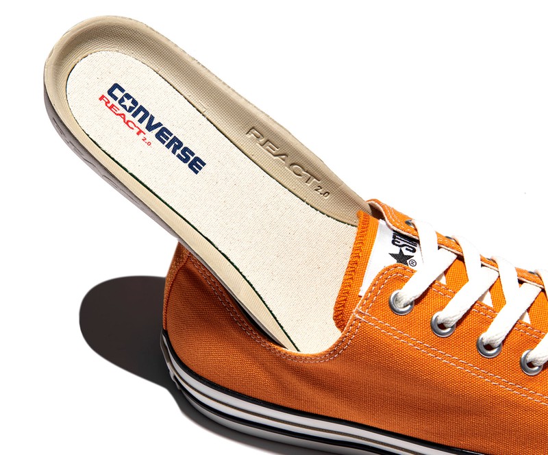 スニーカー8250円／コンバース（コンバースインフォメーションセンター）