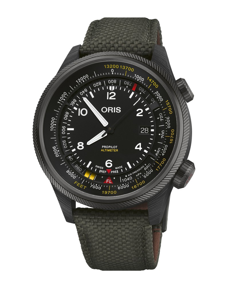 ▲ 「プロパイロット アルティメーター」自動巻き、カーボンケース(47㎜)、サテンストラップ。10気圧防水。88万円/オリス(オリス ジャパン)