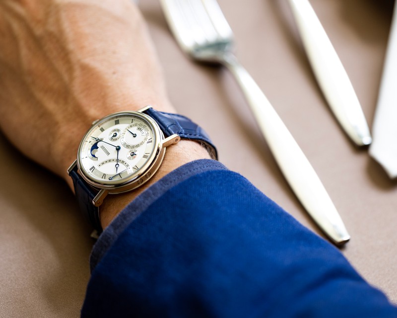 ▲ 「クラシック 7327」自動巻き、18KWGケース(39mm)、アリゲーターストラップ。3気圧防水。1157万2000円/ブレゲ(ブレゲ ブティック銀座)