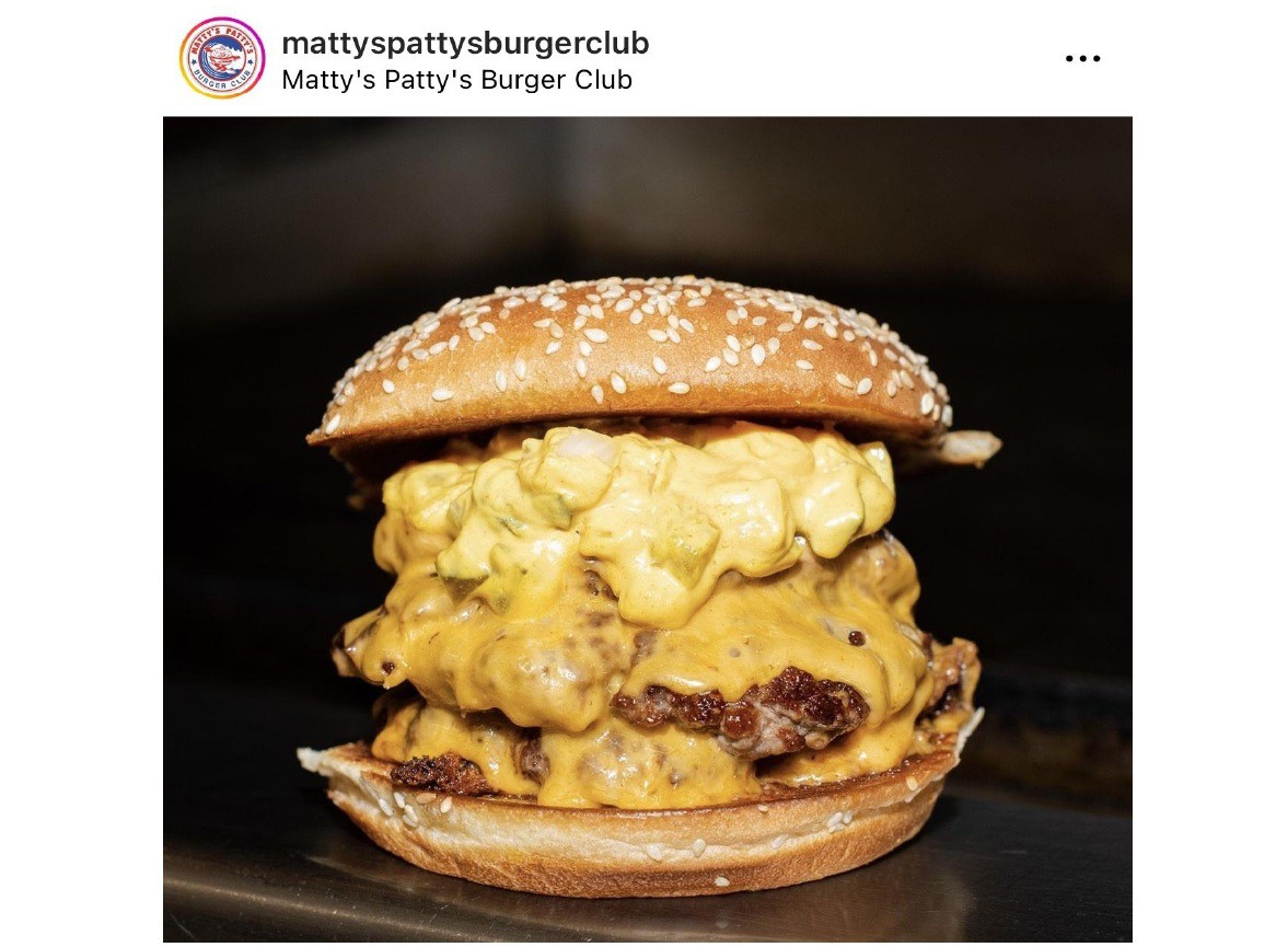 「Matty’s Patty’s」 潔く野菜はなしの「トリプルチーズバーガー」約1400円。