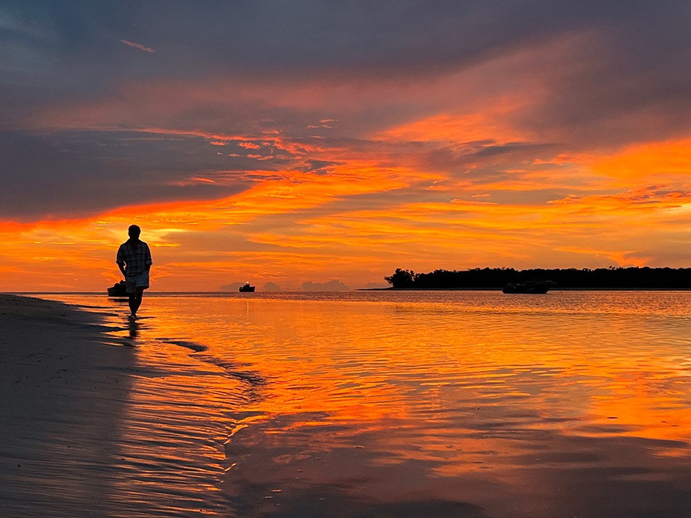 内海で波がほぼないので夕陽がよく反射する。