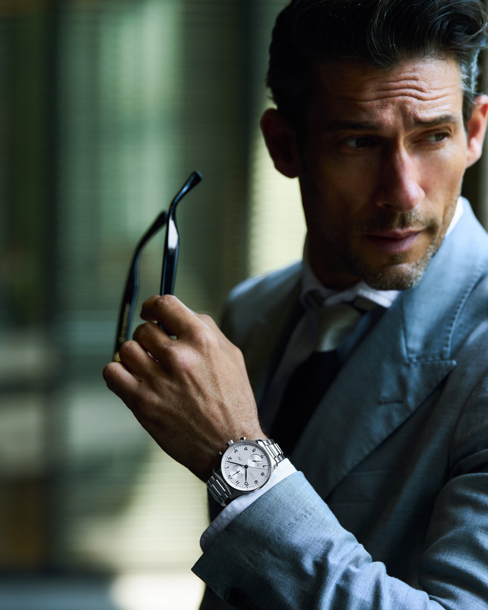 ▲ 時計118万8000円/IWC、スーツ14万8500円/タリアトーレ(トレメッツォ)、シャツ3万5200円/アレッサンドロ ゲラルディ、タイ1万8700円/ステファノ カウ(ともにバインド ピーアール)、そのほかはスタイリスト私物