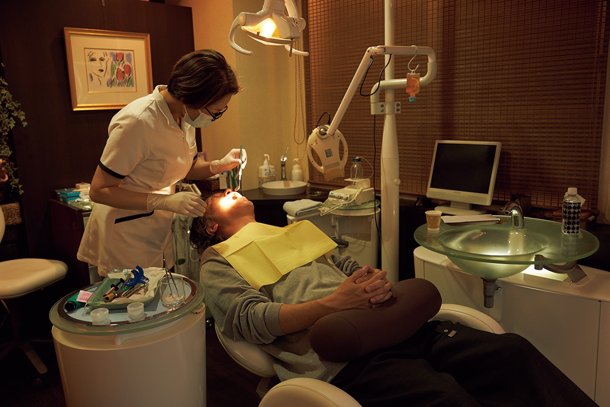オフィスホワイトニングは口腔内の診察後に専用薬剤を歯に塗布し、光照射を10分×3セット行う。