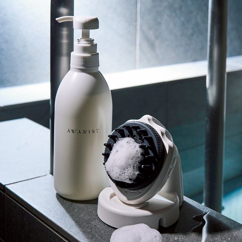 左●「アワニスト スカルプシャンプー」 500㎖ 4180円、右●「アワニスト」3万2780円/アワニスト(アデランス)