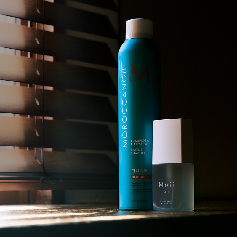 左「ルミノーサ ヘアスプレー ストロング」 330㎖ 3080円/モロッカンオイル(モロッカンオイル ジャパン)、