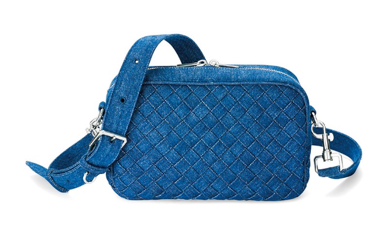 カメラバッグ［W24.5×H15×D6㎝］32万4500円／ボッテガ・ヴェネタ（ボッテガ・ヴェネタ ジャパン）