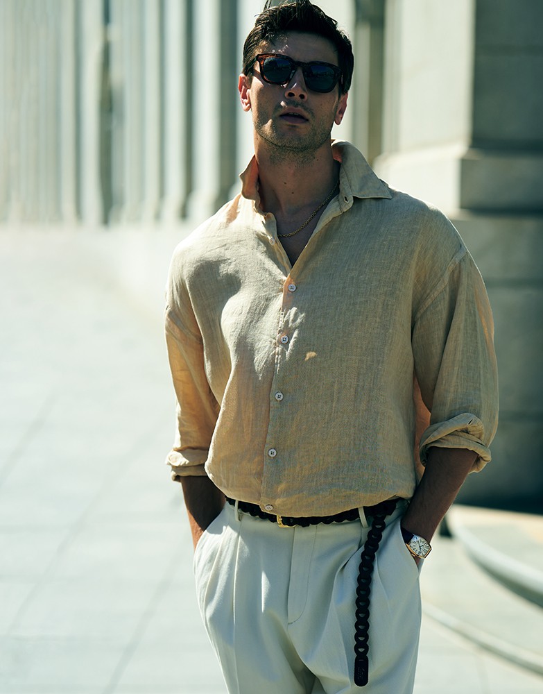 ▲ シャツ3万6300円／コストメイン（WAKO&CO）、パンツ4万9500円／ピーティー トリノ（トゥモローランド）、ベルト3万7400円／イルミーチョ（シップス 銀座店）、サングラス3万5200円／モンクレール（オブジェ・イースト）、ネックレス4万4000円／ジャスティン デイビス（ジャック・オブ・オール・トレーズ プレスルーム）、時計286万円／フランク ミュラー（フランク ミュラー ウォッチランド東京）