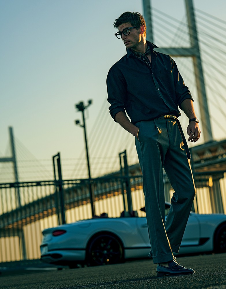 ▲ シャツ4万2900円/モンサオ(エイチジェイエム)、パンツ3万6300円/ジェルマーノ(ビームス 六本木ヒルズ)、メガネ8万400円/ウルフギャング プロクシュ(フォーナインズ)、ネックレス45万9000円(参考価格)、ブレスレット45万9000円(参考価格)/ともにギンザタナカ、時計233万2000円/ジャガー・ルクルト、ベルト4万1800円/イル ミーチョ(トレメッツォ)、靴12万1000円/ジミー チュウ