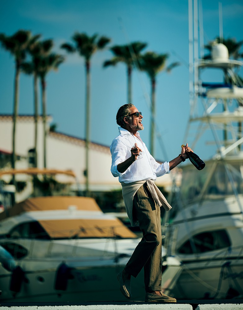 ▲ シャツ8万8000円、腰に巻いたニット25万1900円、パンツ18万4800円、靴9万2400円／すべてロロ・ピアーナ（ロロ・ピアーナ ジャパン）、サングラス2万5630円／レイバン（ルックスオティカジャパン カスタマーサービス）、ブレスレット16万9400円／ジェントルマン（ジェントルマン 麻布ピーアールルーム）、時計325万6000円／IWC