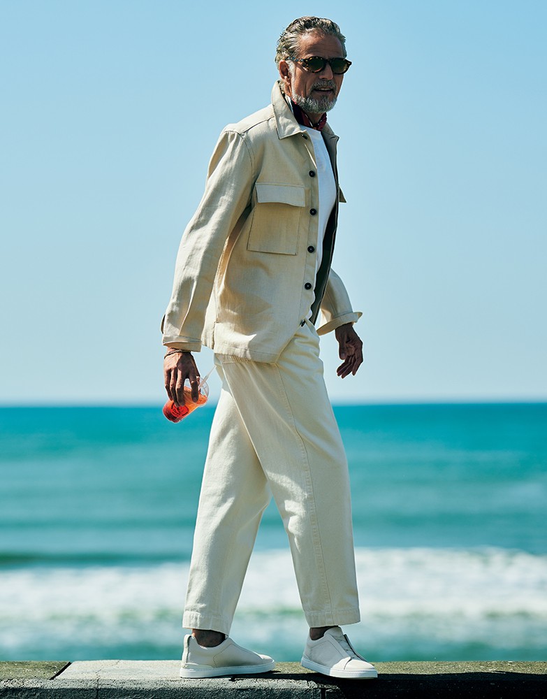 ▲ シャツ17万6000円/ゼニア(ゼニア カスタマーサービス)、Tシャツ10万6700円、パンツ12万3200円、靴11万9900円/すべてゼニア(ゼニア カスタマーサービス)、スカーフ1万9800円/ア ピース オブ シック(ストラスブルゴ カスタマーセンター)、サングラス4万6200円/サイスペックス(グローブスペックス エージェント)、時計325万6000円/IWC、ブレスレットは参考商品/ビジュピコ(ビジュピコ 上野御徒町本店)