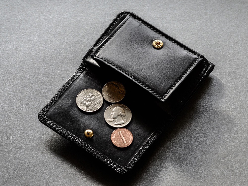 トレンタセッテ 財布 3つ折りとはいえ、しっかりとコインポケットも備えています。