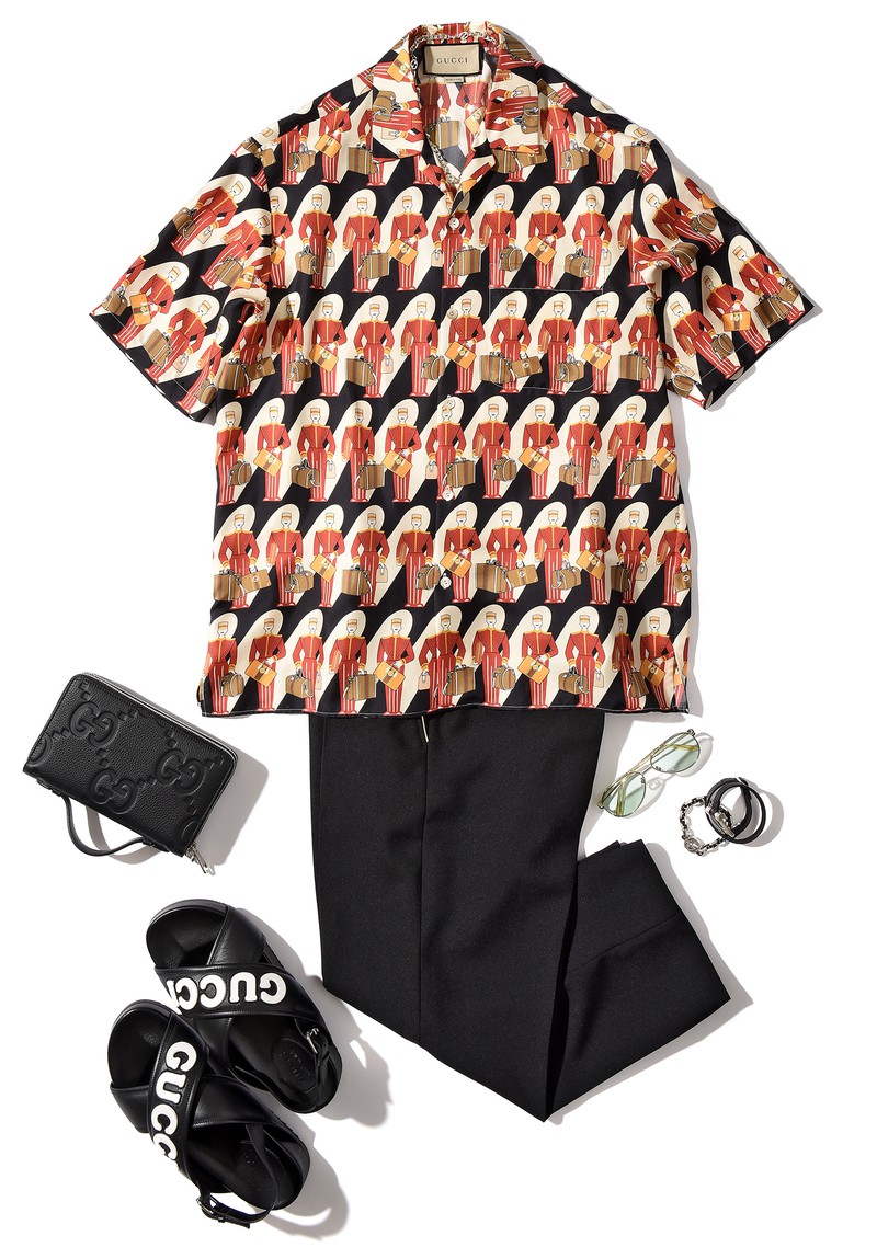 ▲ シャツ16万5000円、パンツ13万2000円、サングラス6万6000円、ドキュメントケース23万1000円、ネックレス7万3700円、レザーブレスレット10万4500円、チェーンブレスレット6万3800円、サンダル14万7400円/すべてグッチ(グッチ ジャパン)