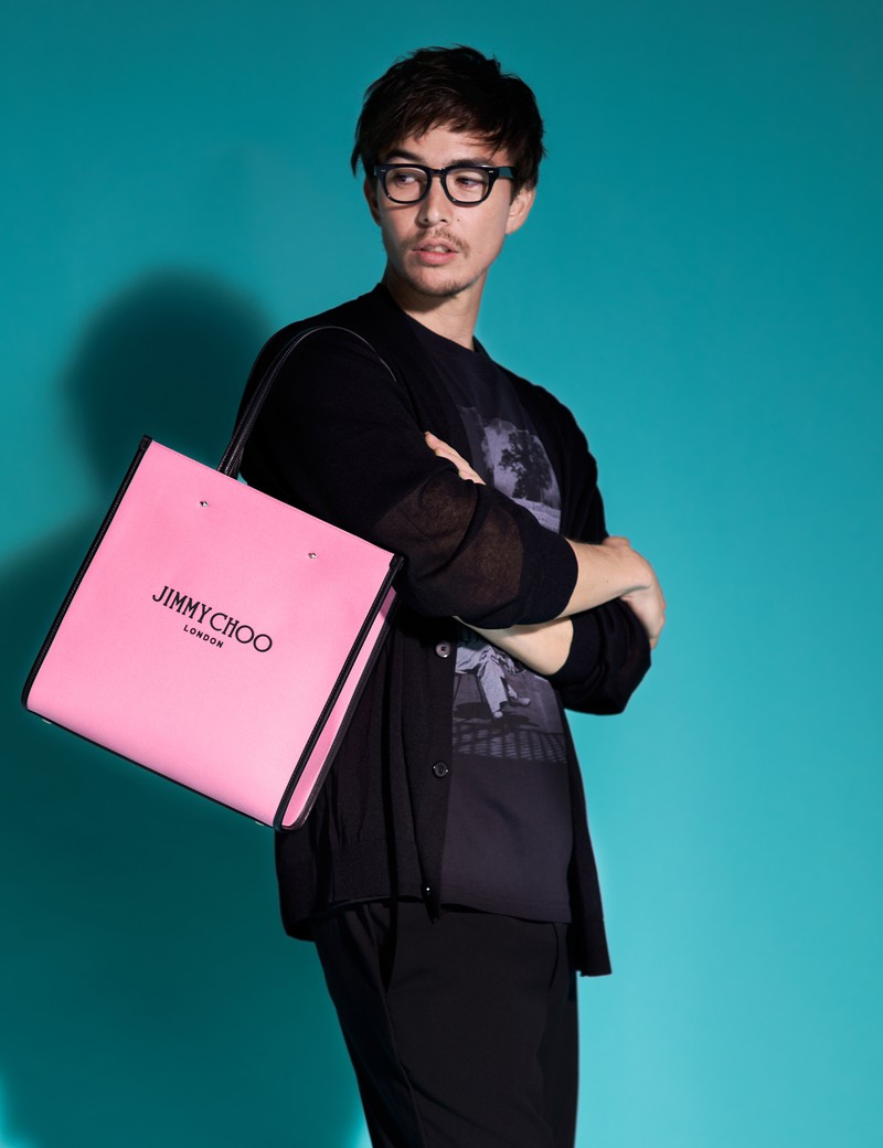 バッグ16万5000円／ジミー チュウ、Tシャツ1万5950円／ザ インターナショナル アート コレクション（ノウン）、 その他はスタイリスト私物