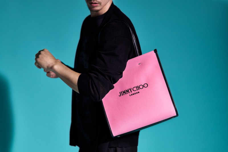 バッグ16万5000円／ジミー チュウ、Tシャツ1万5950円／ザ インターナショナル アート コレクション（ノウン）、 その他はスタイリスト私物