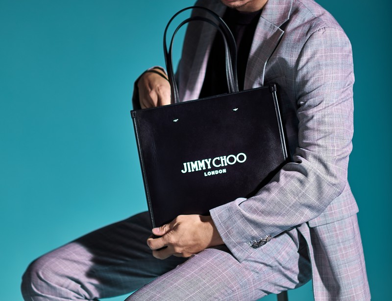 バッグ18万1500円、スニーカー11万3300円／ともにジミー チュウ、その他はスタイリスト私物