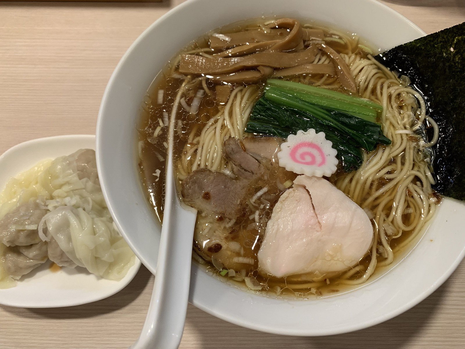 思い出すと食べたくなるワンタン麺、どこが最高峰？ | グルメ | LEON レオン オフィシャルWebサイト