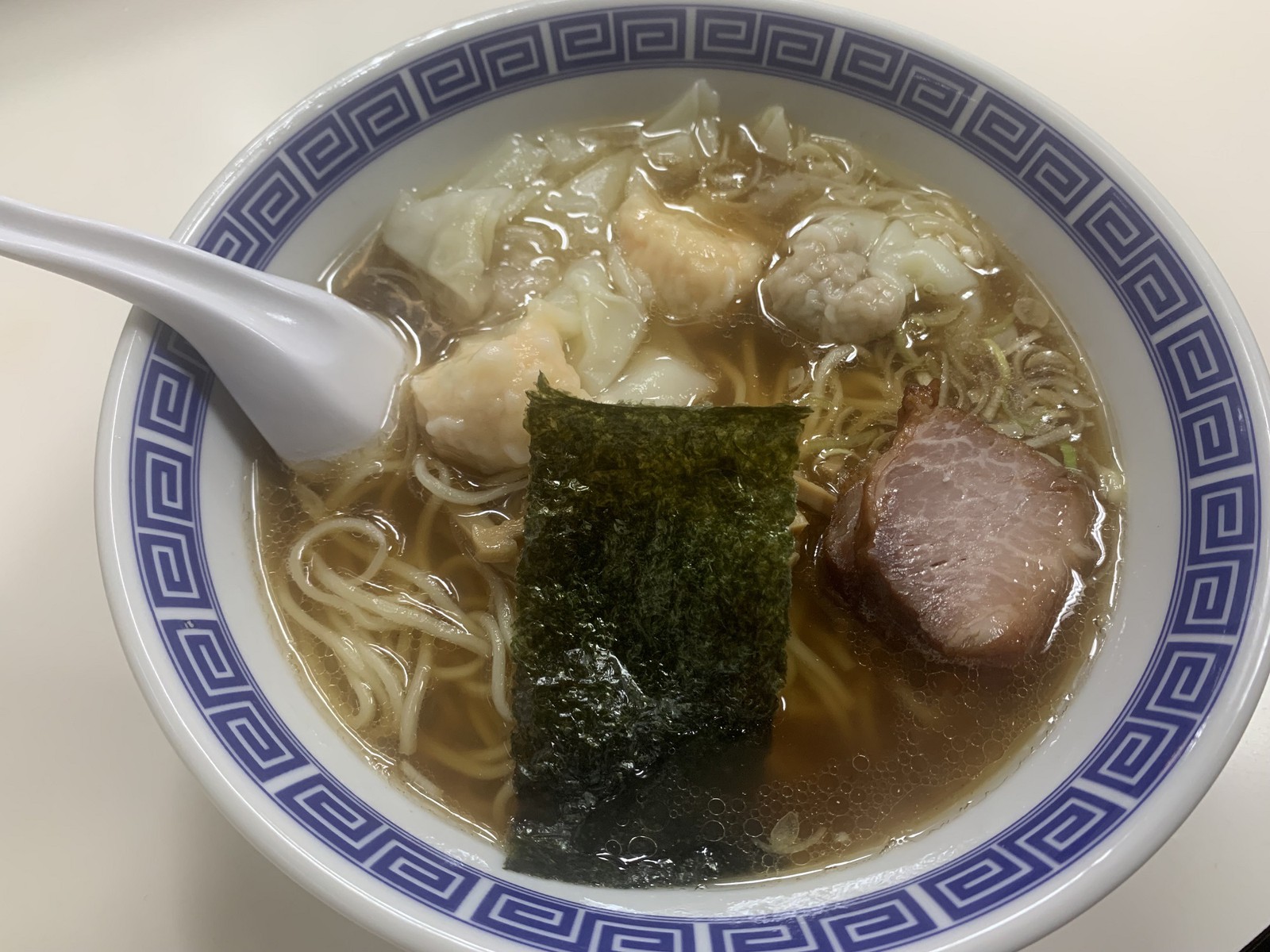 「支那そば いしはら」の「ワンタン麺（ミックス）」。