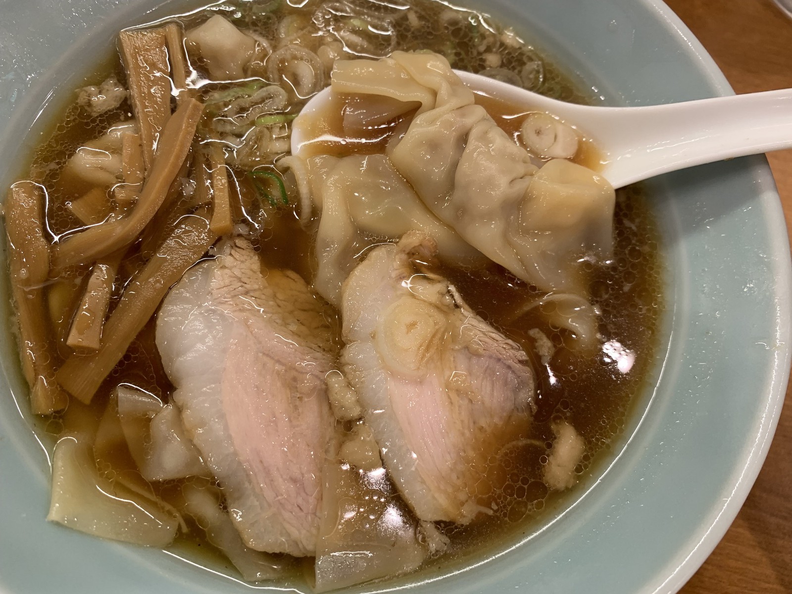  「共楽」の「わんたん麺」。