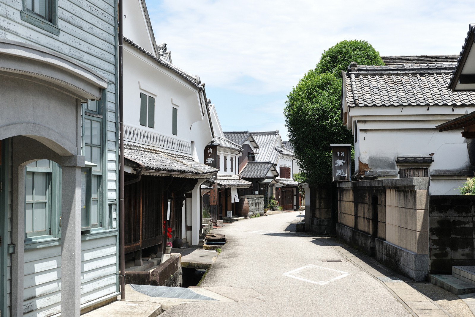 佐賀県鹿島市の浜通り。古くから酒造りをする家が多く、白壁土蔵の伝統的な建物が多く残されています。