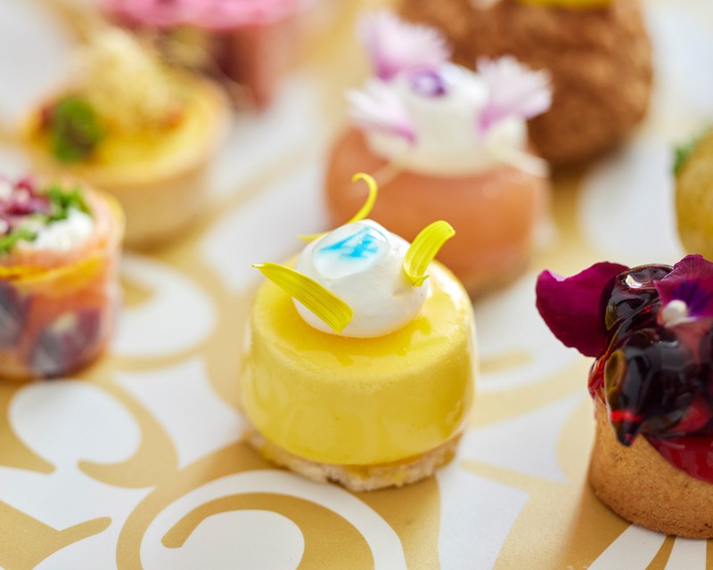 ▲ カラードリームコレクションのカラーとビザン数字が散りばめられたスイーツとセイボリー。