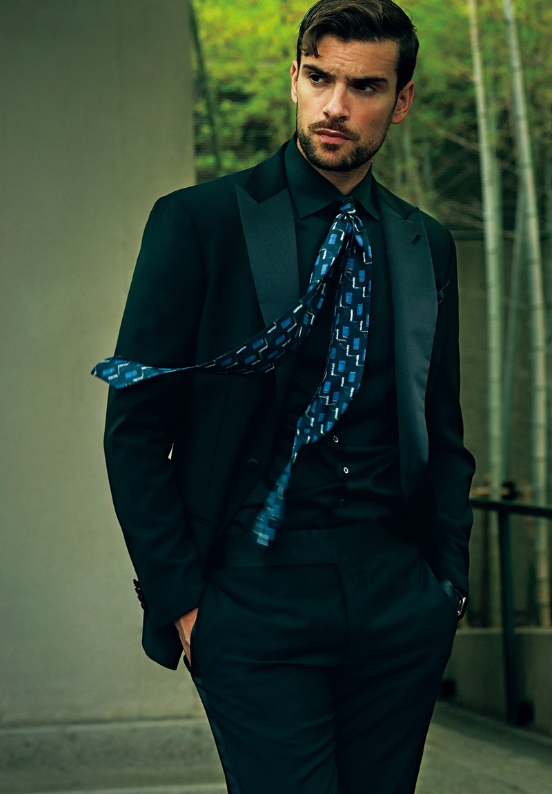 スカーフタイ4万6200円／ジョルジオ アルマーニ（ジョルジオ アルマーニ ジャパン）