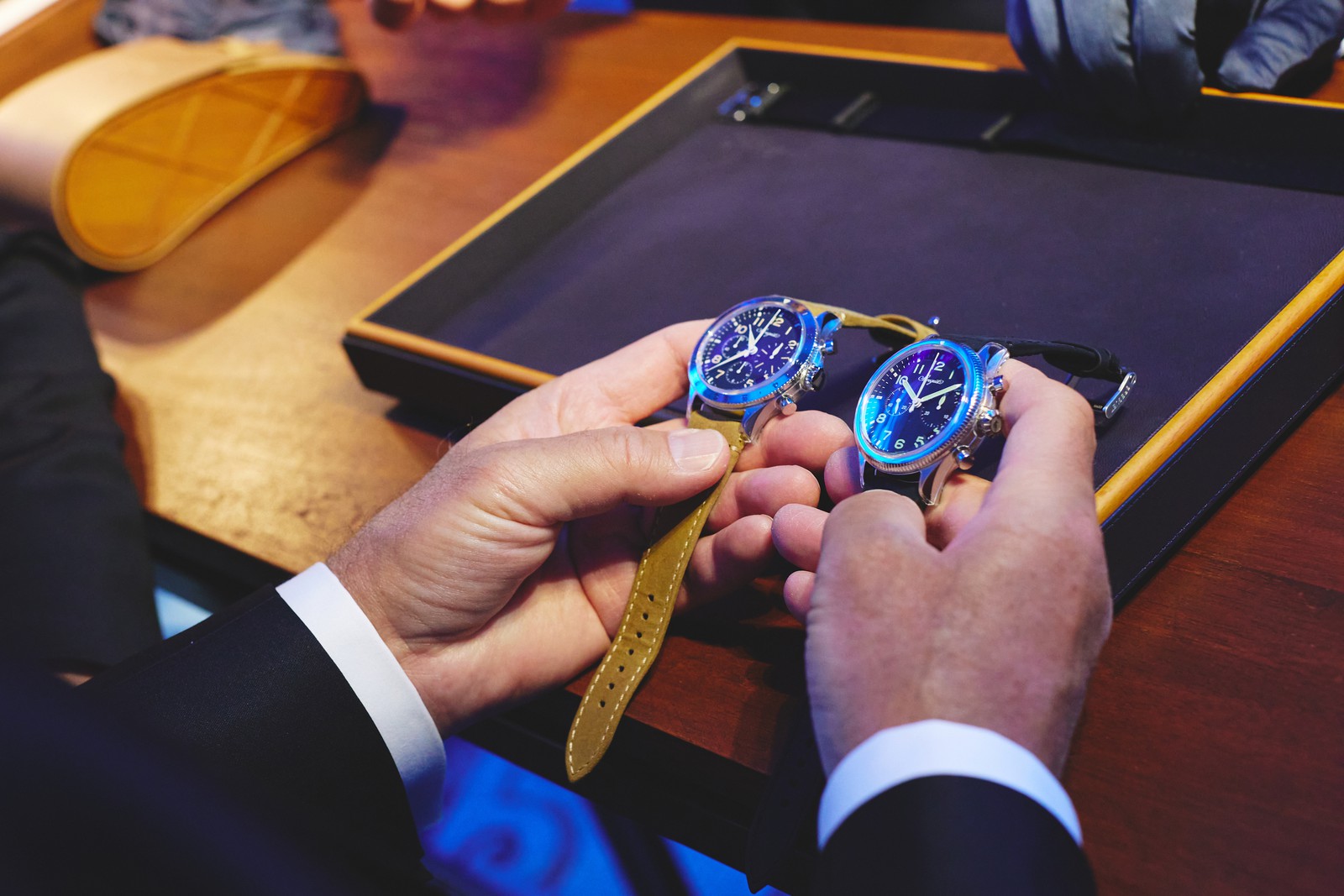 写真左から「タイプ ⅩⅩ クロノグラフ 2067」自動巻き、SSケース(42mm)。カーフストラップ(NATOストラップが付属)。10気圧防水。258万5000円。「タイプ 20 クロノグラフ 2057」自動巻き、SSケース(42mm)。カーフストラップ(NATOストラップが付属)。10気圧防水。258万5000円/ともにブレゲ(ブレゲ ブティック銀座)