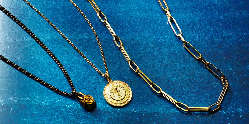 左●メダルトップ45万9800円、チェーン1万1990円/ともにジェントルマン(ジェントルマン&カンパニー)、真ん中●メダルトップ45万9800円、チェーン1万1990円/ともにジェントルマン(ジェントルマン&カンパニー)、右●ネックレス 12万1000円/ビジュピコ(ビジュピコ 上野御徒町本店)