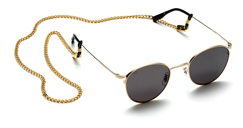 サングラス3万9600円/アイヴァン(アイヴァン 東京ギャラリー)、グラスコード8800円/9FIVE EYEWEAR(INDECKS)