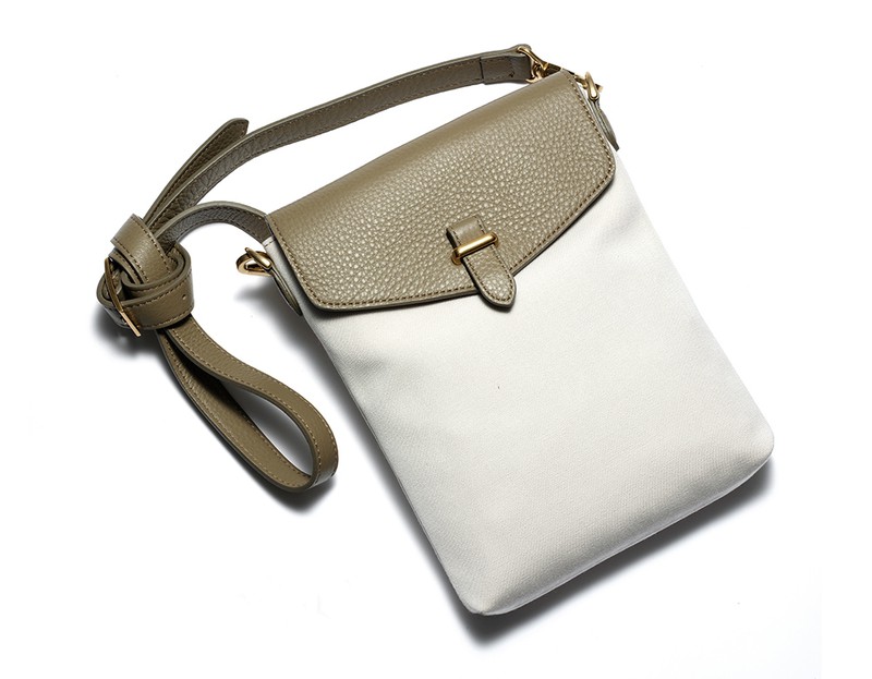 バッグ［W19.5×H23.5×D3cm］4万2900円／ペッレ モルビダ（ペッレ モルビダ 銀座店）