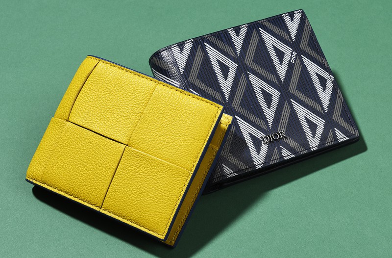 ▲ 財布 左[W10×H8.5×D1cm] 8万2500円／ボッテガ・ヴェネタ（ボッテガ・ヴェネタ ジャパン）、右[W11.5×H9.5×D1cm] 7万7000円／ディオール（クリスチャン ディオール）
